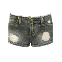 Short en denim bleu vintage pour femme, fermeture boutonnée, déchirures et ourlet effiloché.