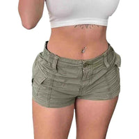 Short femme kaki en tissu, taille élastique, poches et bouton devant.