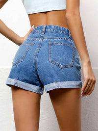 Short en jean taille haute bleu avec poches arrière et revers en bas.