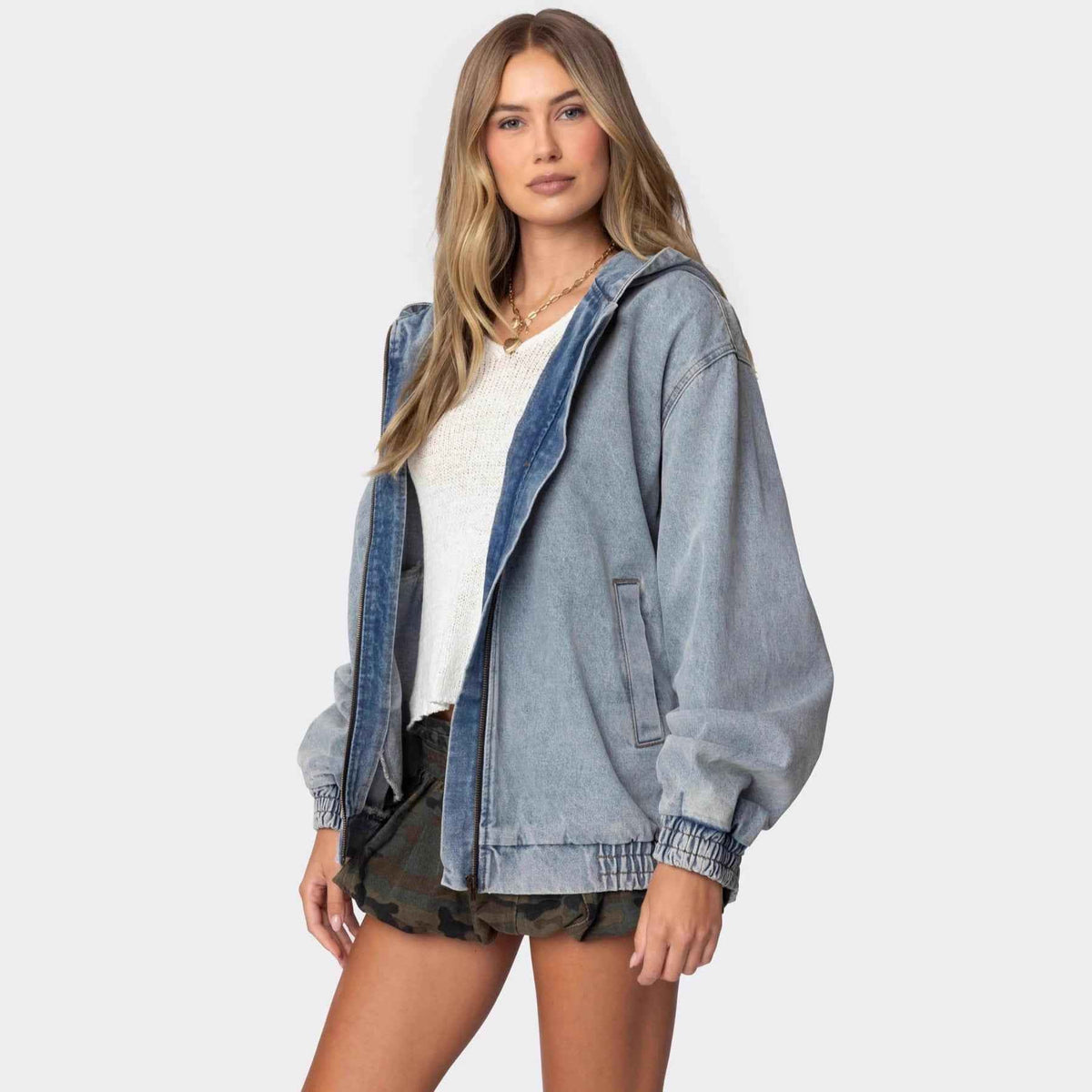 Veste en jean bleu clair à capuche, devant ouvert, poignets et bas élastiqués