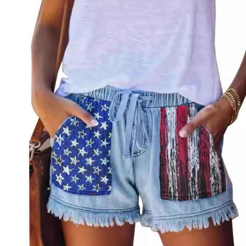 Short en jean bleu clair, taille élastique, bords effilochés, poches patch étoiles et rayures