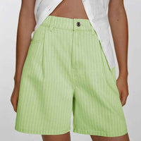 Short en jean taille haute vert clair à rayures fines, fermeture boutonnée, passants