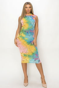 Robe midi multicolore sans manches, encolure haute, silhouette près du corps.