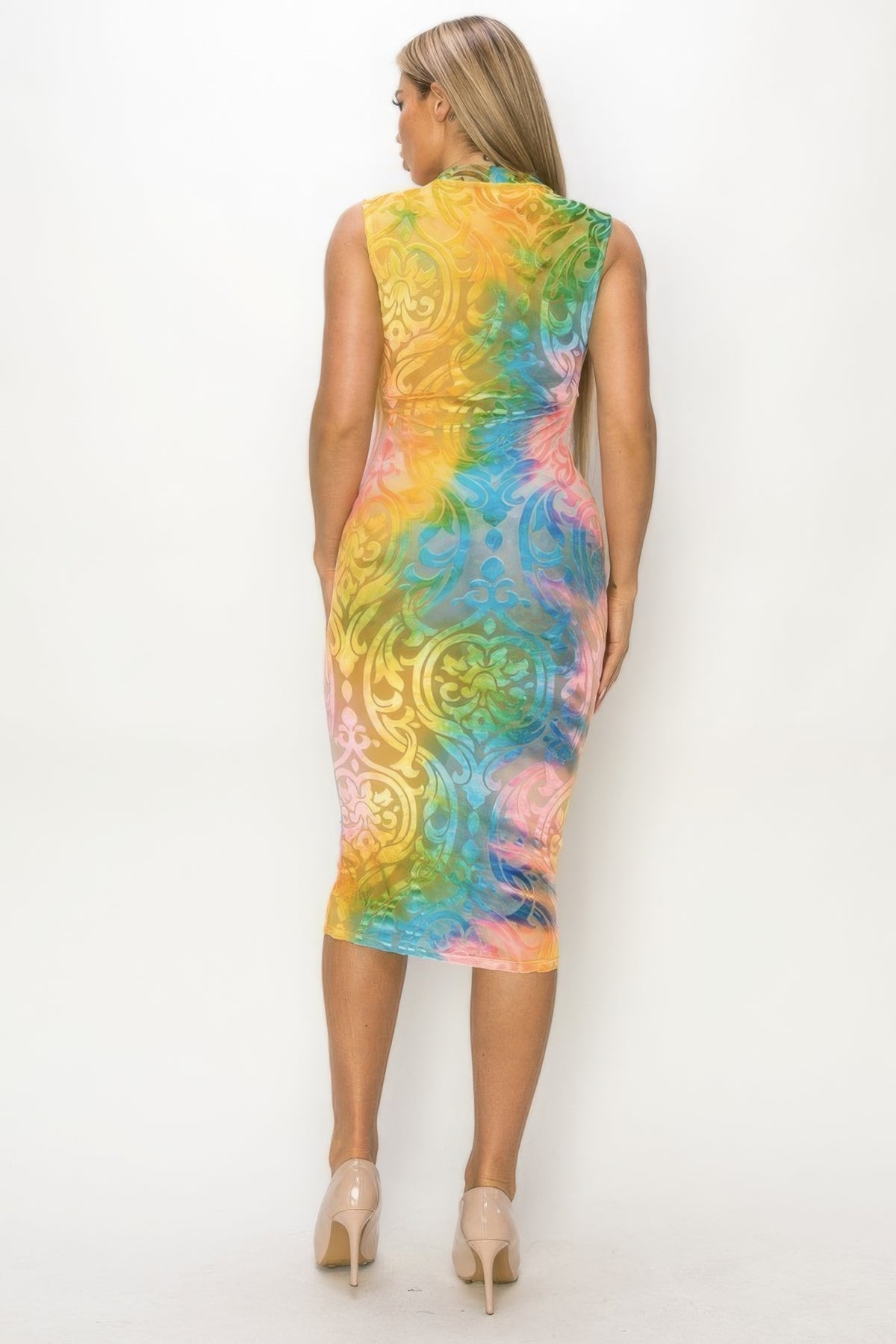 Robe midi multicolore vue de dos, dos échancré, sans manches.