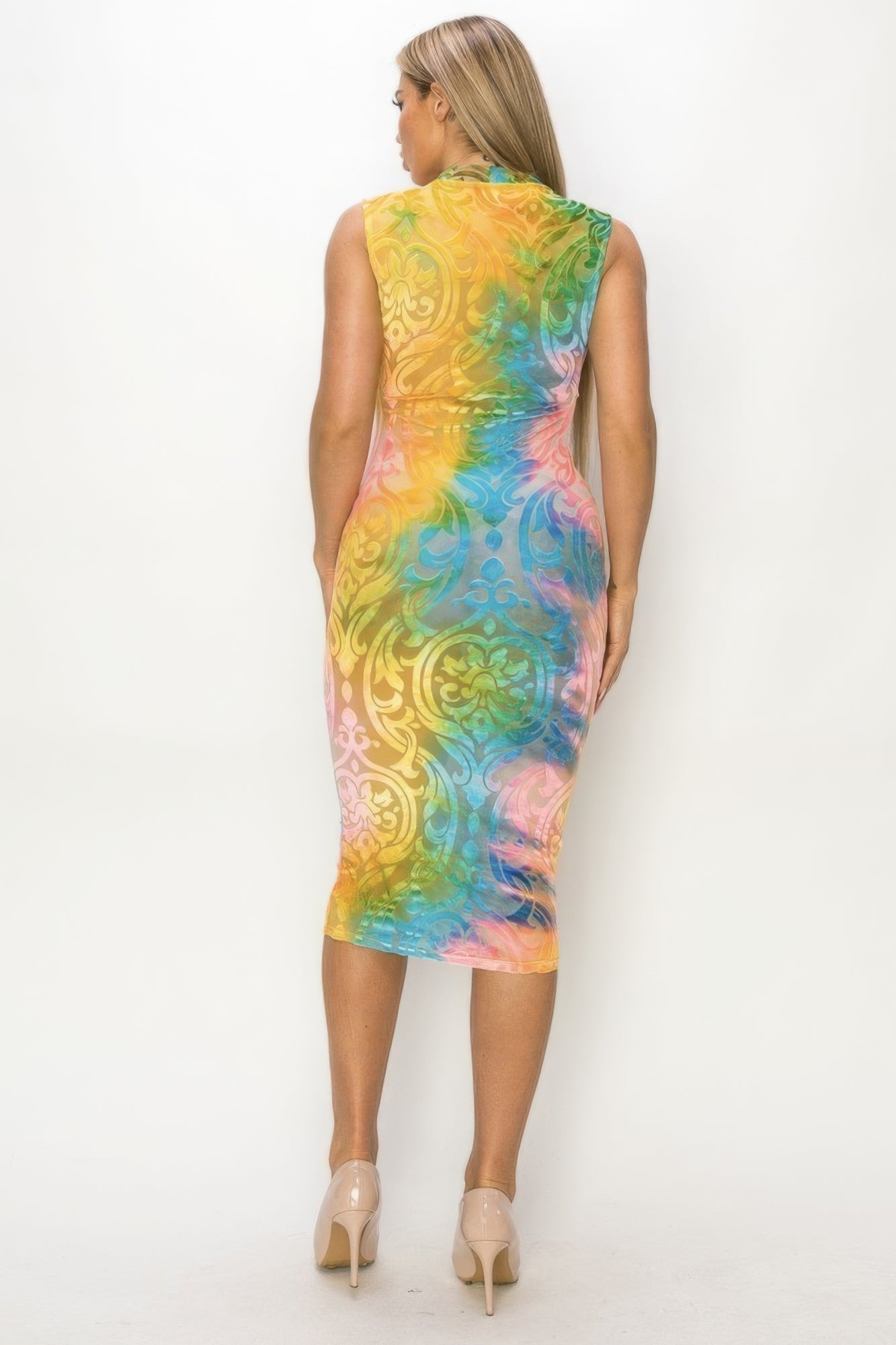 Robe midi multicolore vue de dos, dos échancré, sans manches.