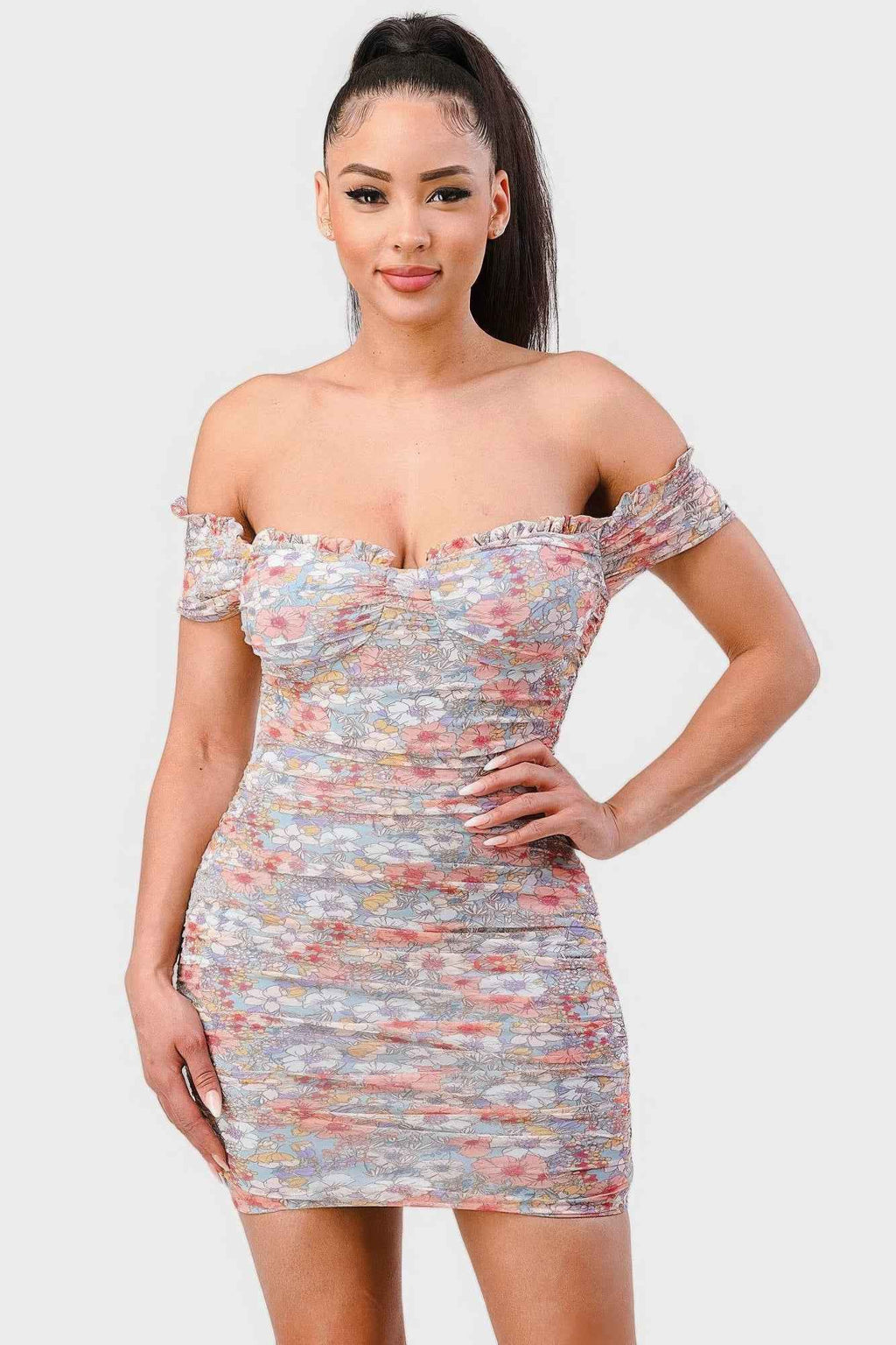 Robe courte épaules dénudées, bustier froncé, imprimé floral multicolore.