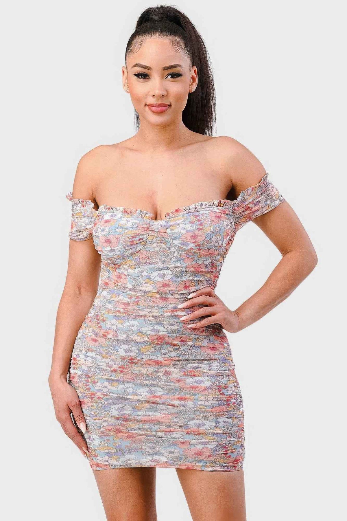 Robe courte épaules dénudées, bustier froncé, imprimé floral multicolore.