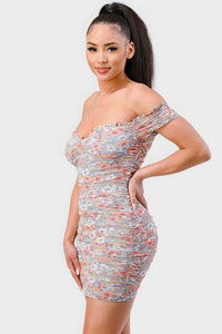Robe courte épaules dénudées, drapé sur le buste, imprimé floral multicolore.