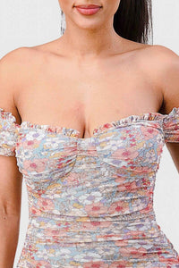 Robe courte épaules dénudées, fronces sur le buste, imprimé floral multicolore.