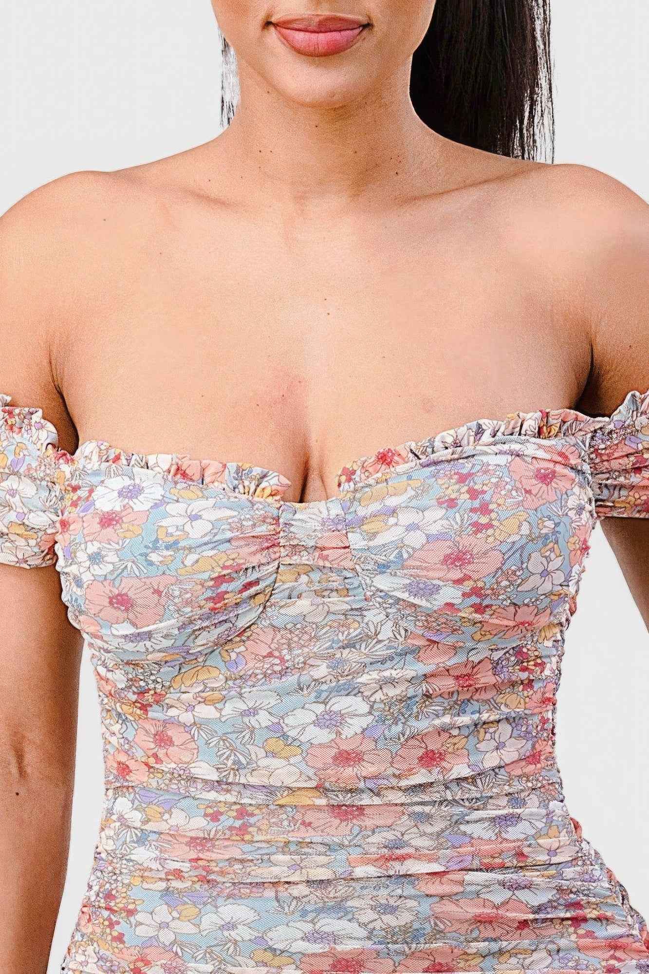 Robe courte épaules dénudées, fronces sur le buste, imprimé floral multicolore.