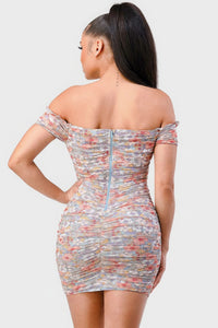 Robe courte dos, coutures verticales, épaules dénudées, imprimé floral multicolore.