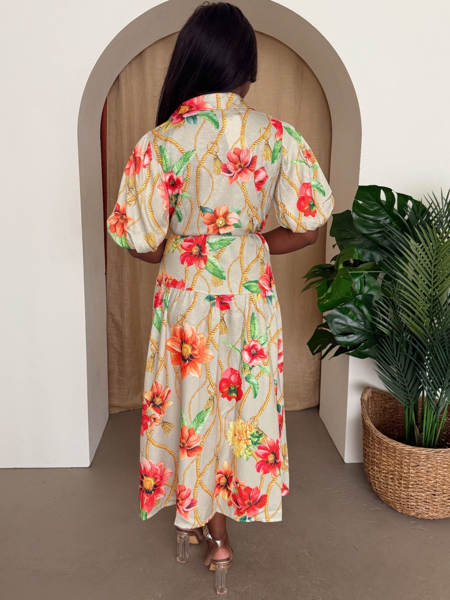 Robe mi-longue imprimée fleurs, dos avec découpe, manches bouffantes, ceinture nouée