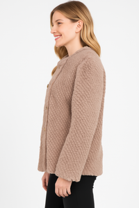 Veste fausse peau lainée texturée, beige, vue de profil avec col et manches