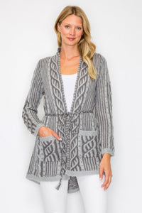 Cardigan en laine gris à motif tressé, ouvert, avec cordon à la taille et poche