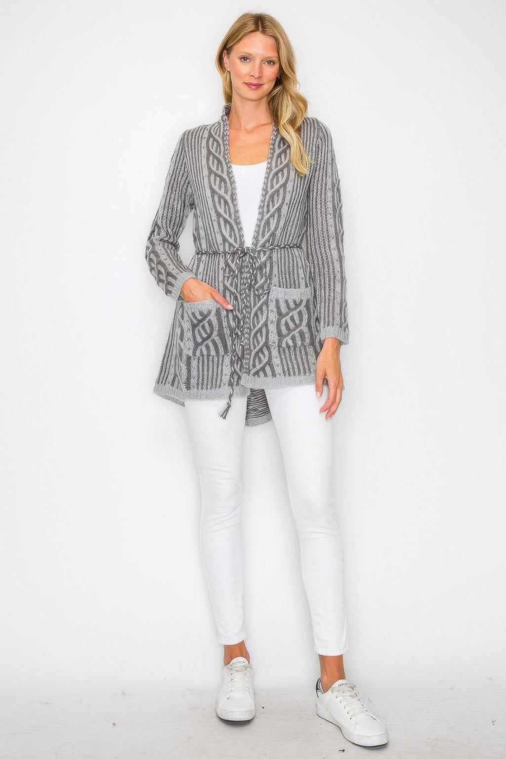 Cardigan en laine gris à motif tressé, ouvert, cordon à la taille et poche avant