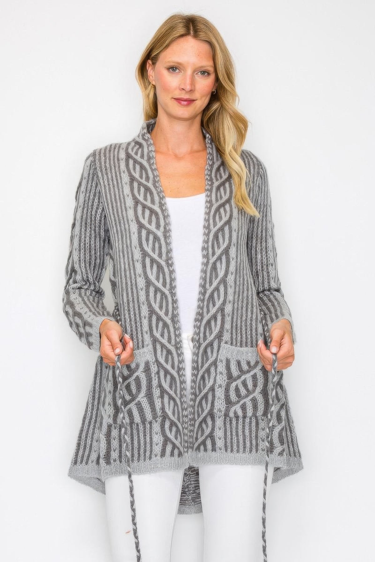 Cardigan en laine gris à motif tressé, ouvert, cordon noué, poches plaquées