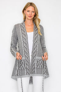 Cardigan en laine gris à motif tressé, ouvert, cordon noué, poches plaquées