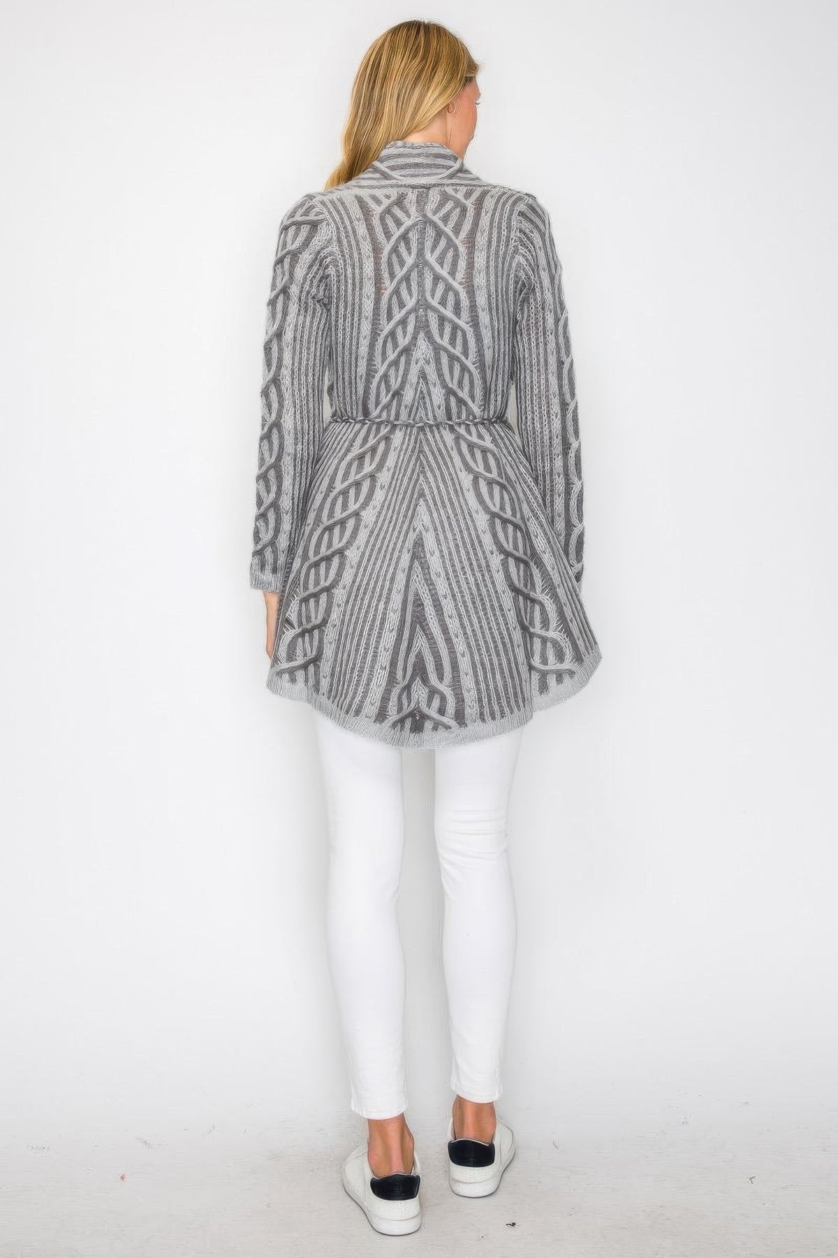 Cardigan en laine gris à motif tressé, vue dos, cordon noué au dos