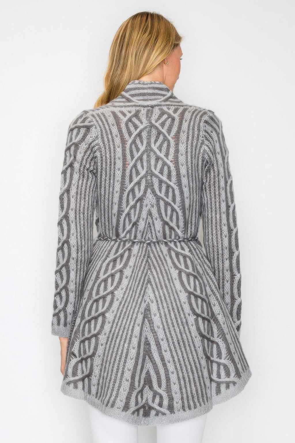 Cardigan en laine gris à motif tressé, dos évasé, cordon noué à la taille