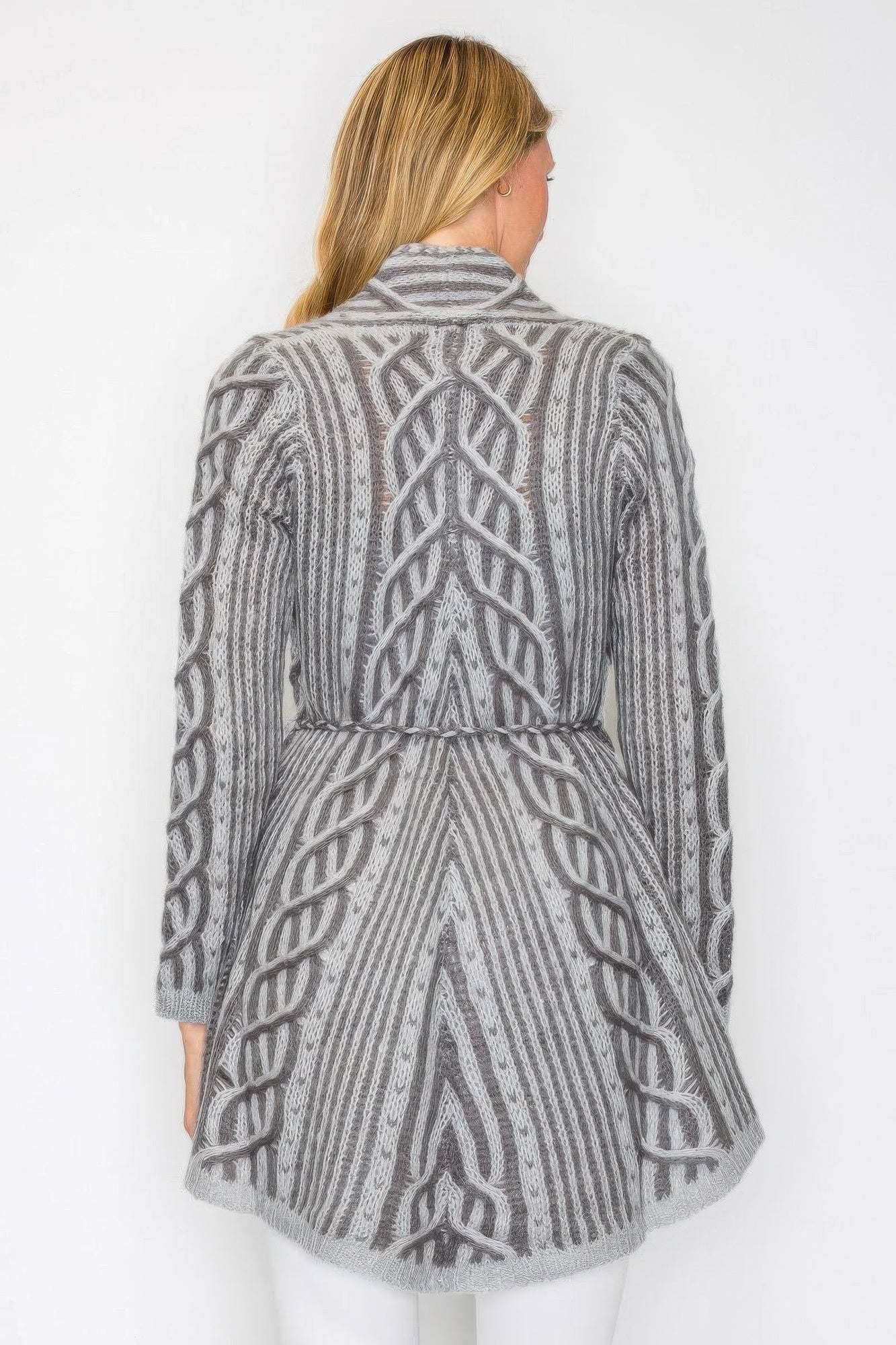 Cardigan en laine gris à motif tressé, dos évasé, cordon noué à la taille
