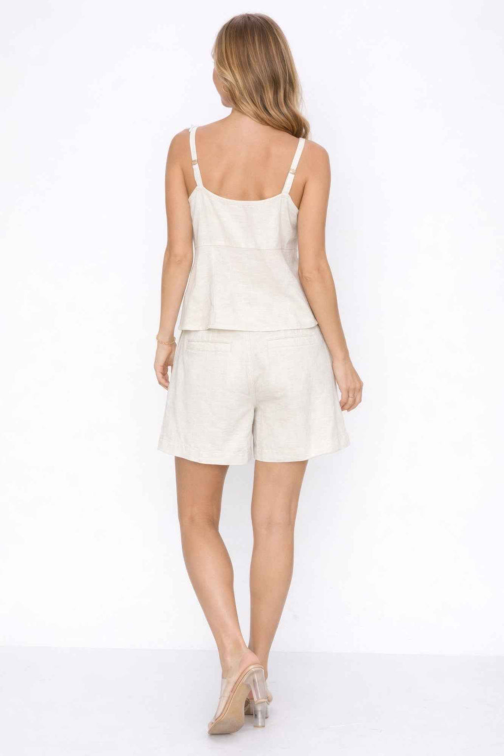 Ensemble lin femme blanc cassé, dos avec bretelles et short à taille droite.