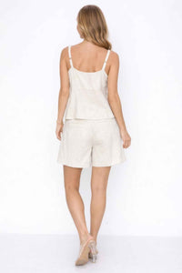 Ensemble lin femme blanc cassé, dos avec bretelles et short à taille droite.
