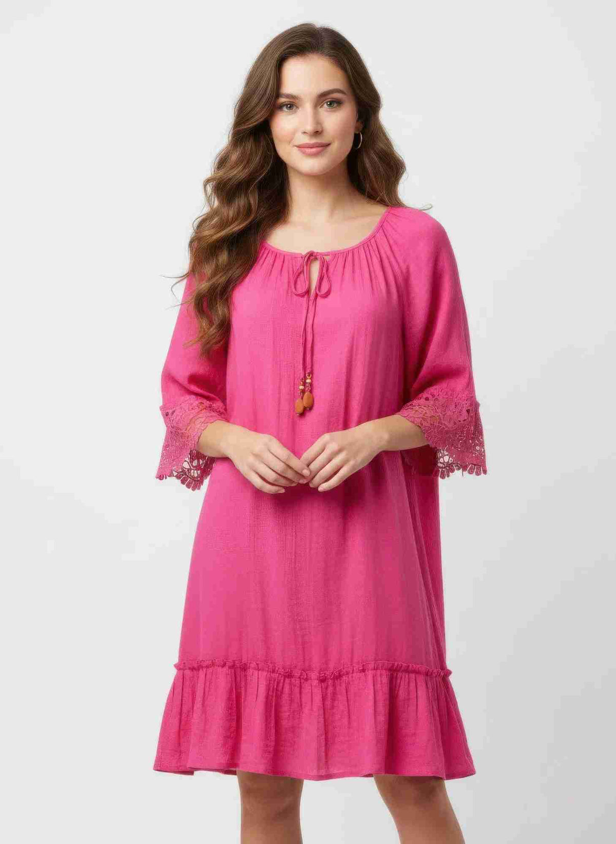 Robe rose manches 3/4, encolure à cordon, dentelle crochet aux manches, volant