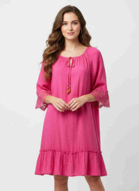 Robe rose manches 3/4, encolure à cordon, dentelle crochet aux manches, volant