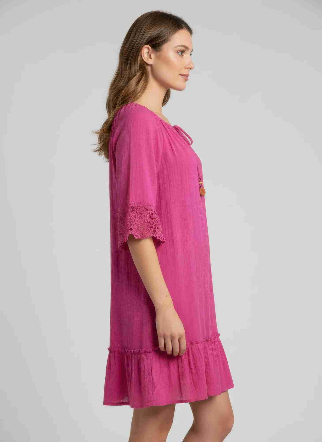 Robe rose manches 3/4, dentelle crochet au bas des manches, ourlet volant