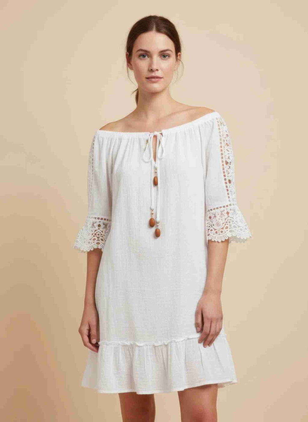 Robe blanche à encolure épaules dénudées, manches 3/4, dentelle crochet et volant