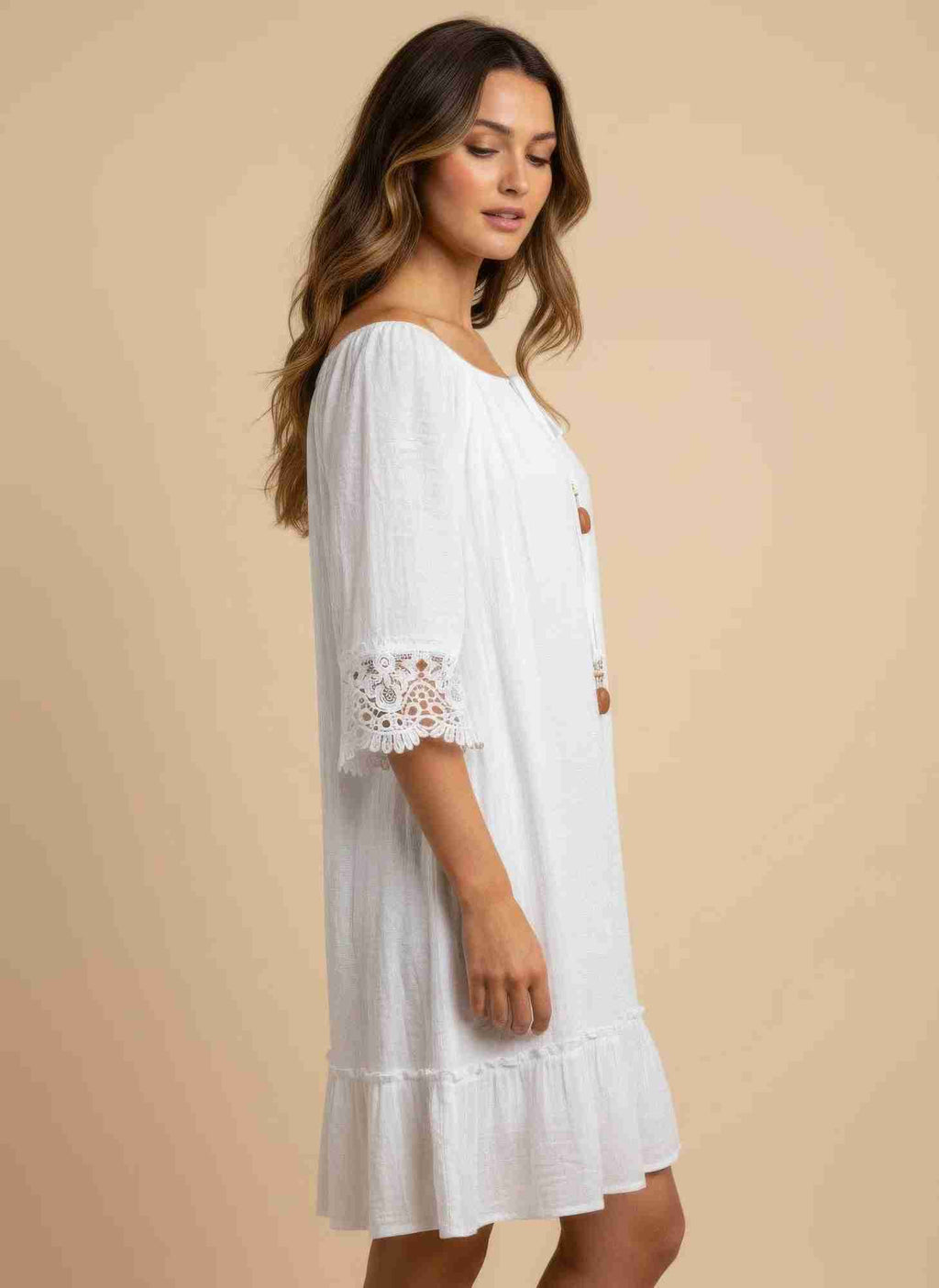 Robe blanche manches 3/4, dentelle crochet au poignet, volant en bas et cordon