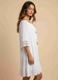 Robe blanche manches 3/4, dentelle crochet au poignet, volant en bas et cordon