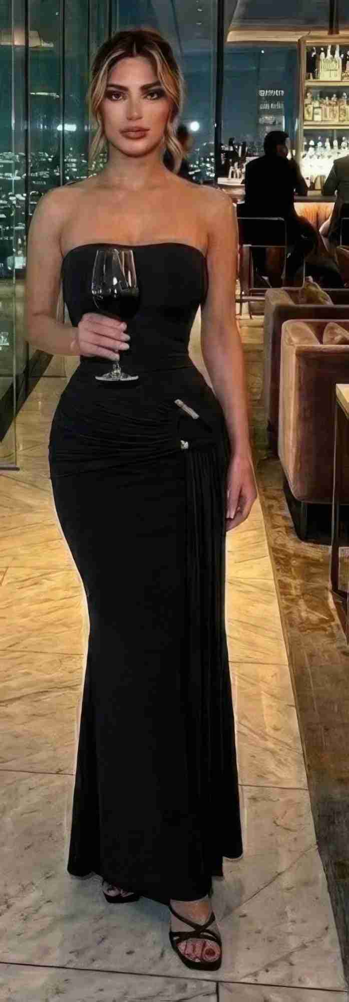 Robe maxi noire bandeau drapé, coupe ajustée longue, détail cintré au buste.