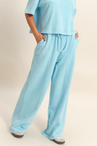 Pantalon large femme bleu clair, jambe ample avec plis légers et ourlet souple