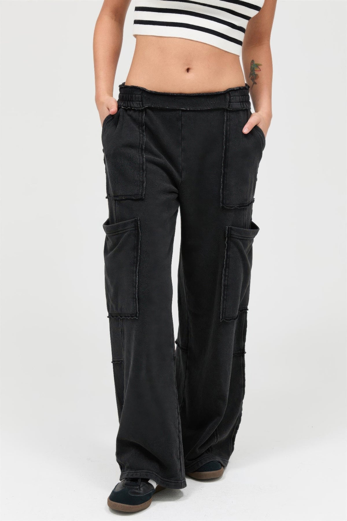 Pantalon cargo large femme noir à taille haute, effet délavé, poches latérales