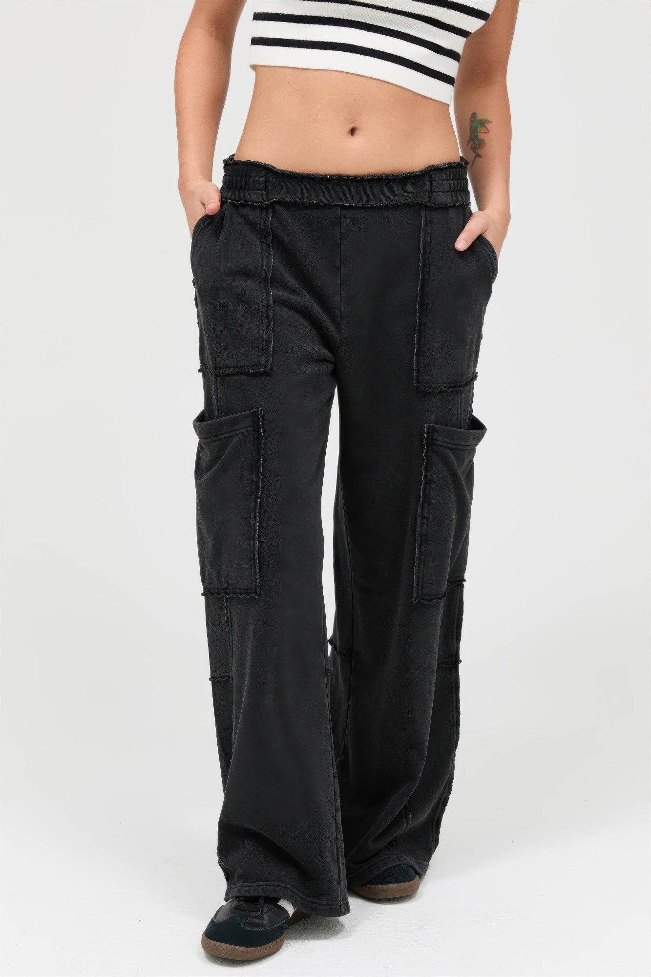 Pantalon cargo large femme noir à taille haute, effet délavé, poches latérales