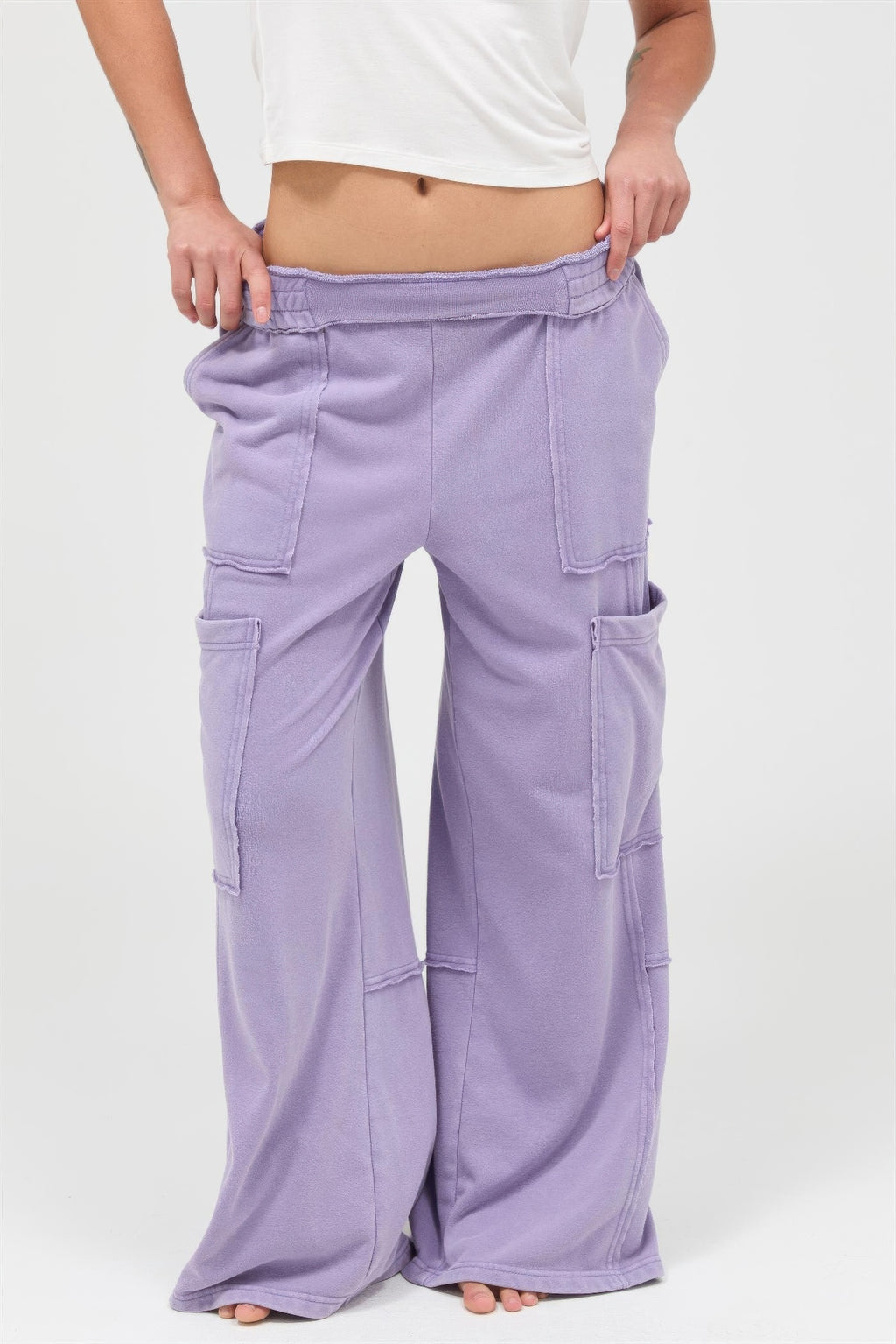 Pantalon cargo large taille haute délavé minéral lilas, poches plaquées et coutures visibles