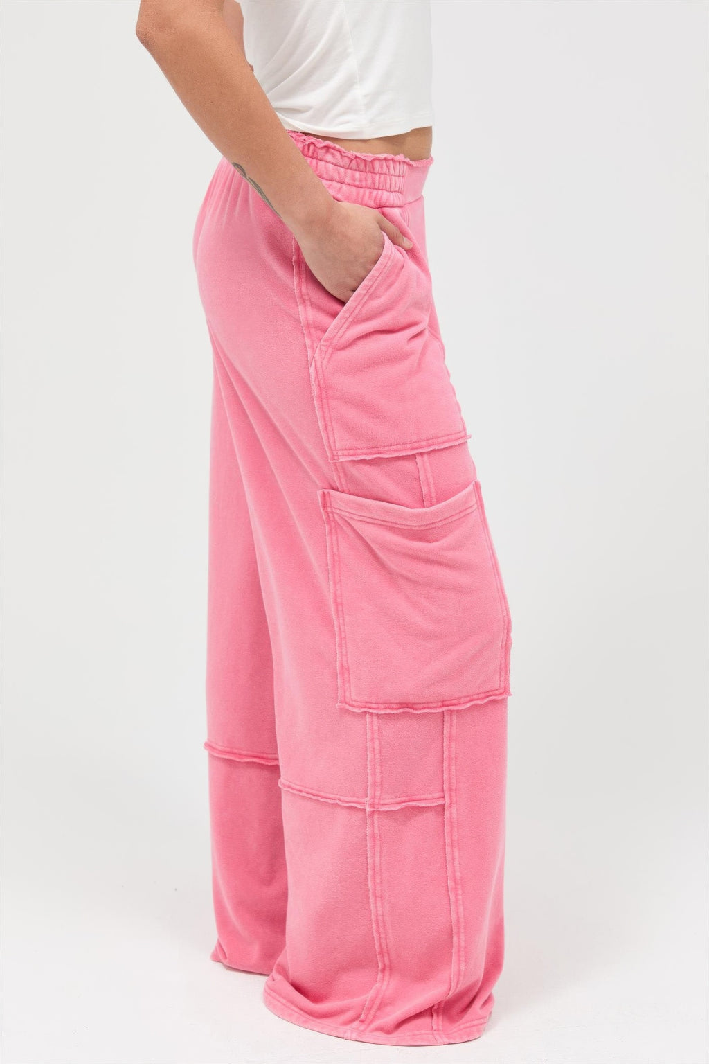 Pantalon cargo large taille haute délavé minéral rose, poche cargo et coutures décoratives
