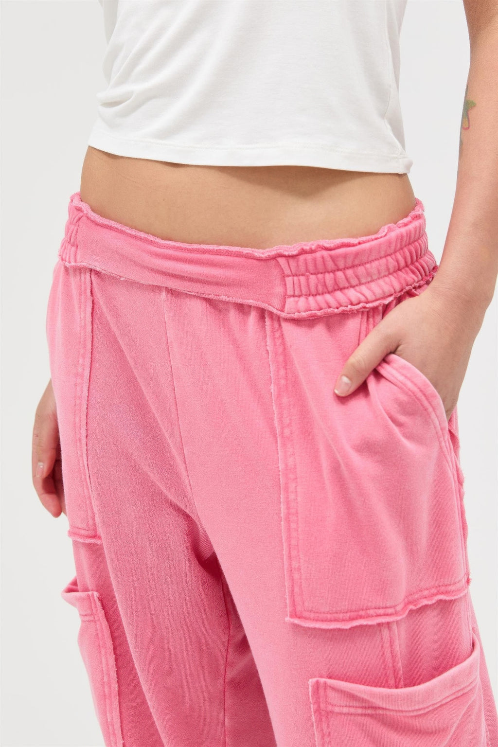 Pantalon cargo large taille haute délavé minéral rose, taille élastique et poche avant
