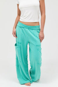 Pantalon cargo femme taille haute turquoise, poches sur les côtés et coupe ample