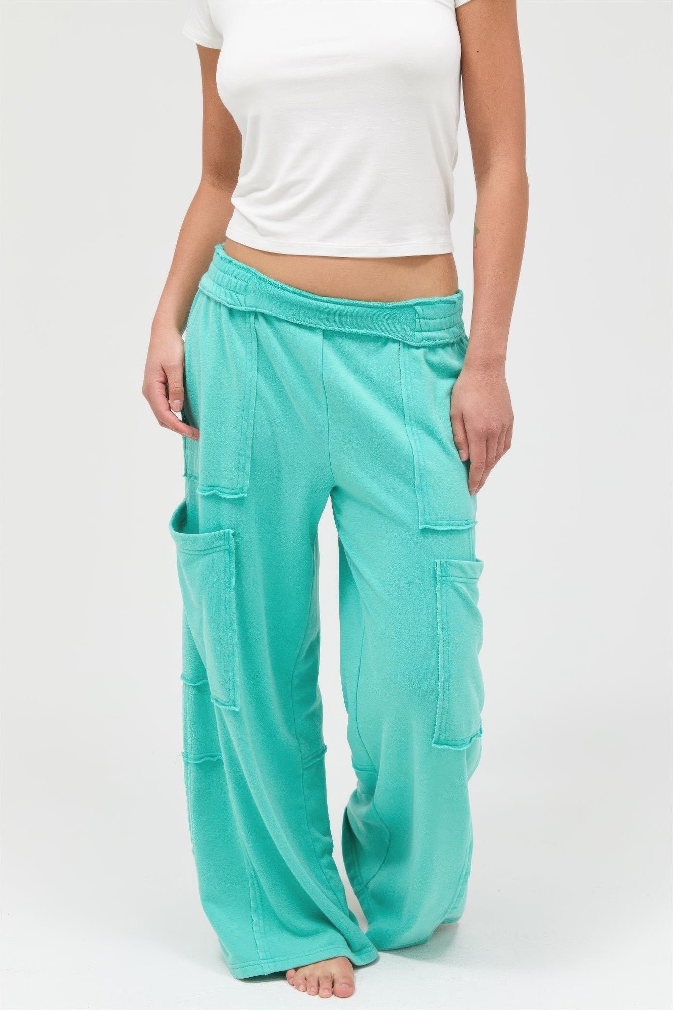 Pantalon cargo femme taille haute turquoise, poches sur les côtés et coupe ample