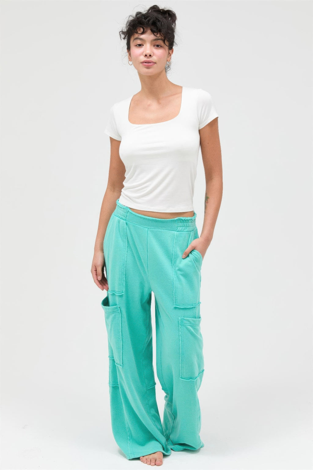 Pantalon cargo femme turquoise taille haute, poches cargo et ourlet large