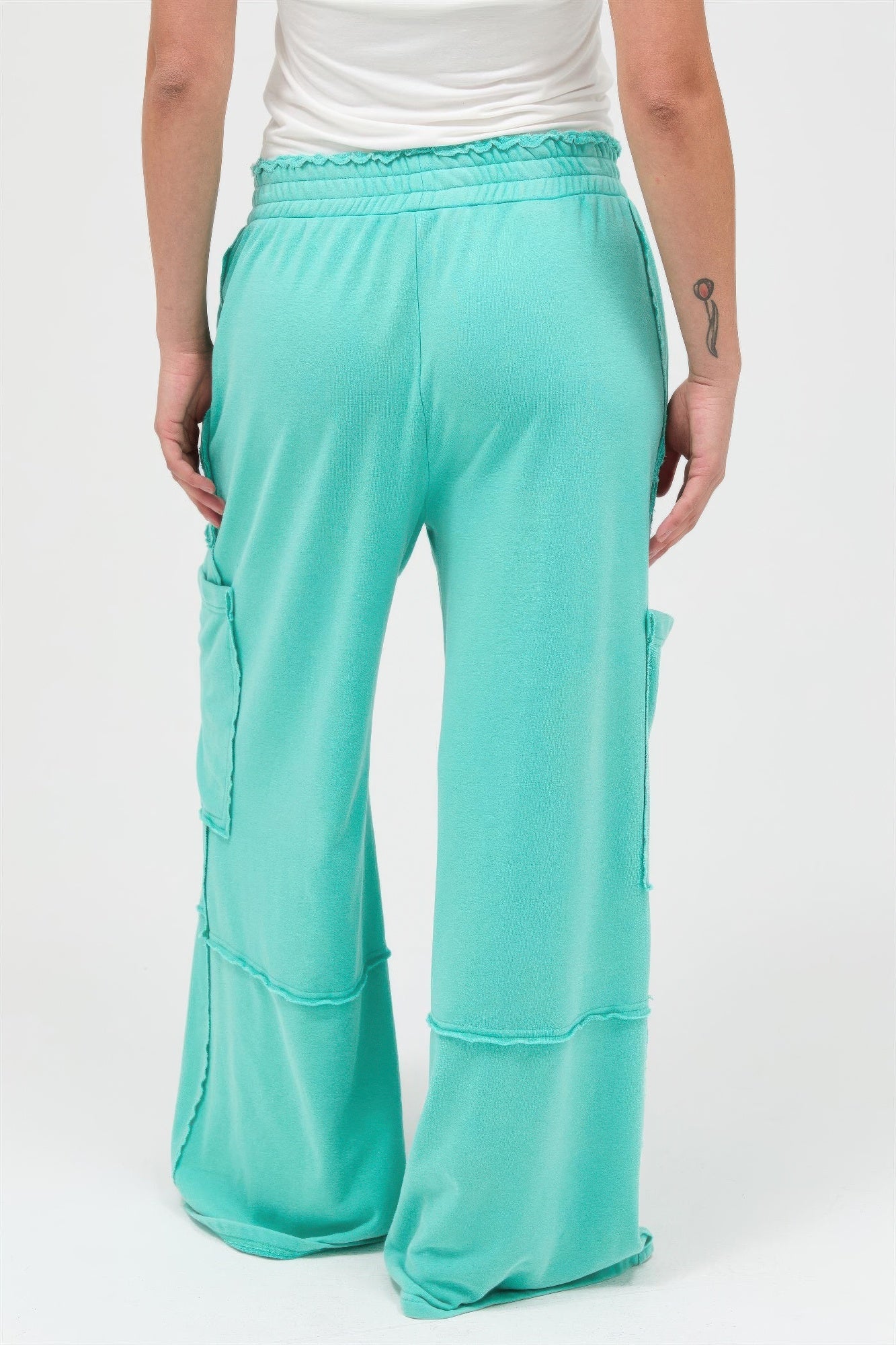 Pantalon cargo femme turquoise taille haute, coutures visibles et poches sur les côtés