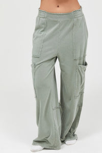 Pantalon cargo femme taille haute vert sauge à poches et effet délavé minéral