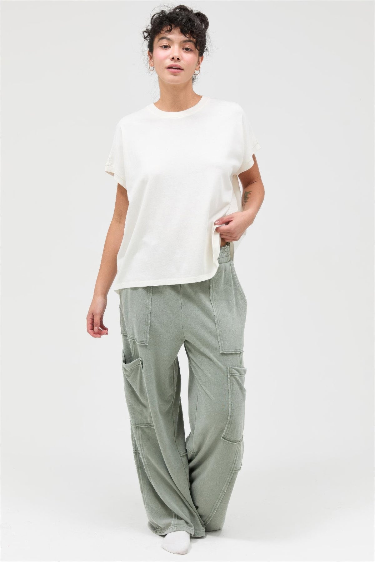 Pantalon cargo femme vert sauge taille haute, poches cargo et finitions contrastées