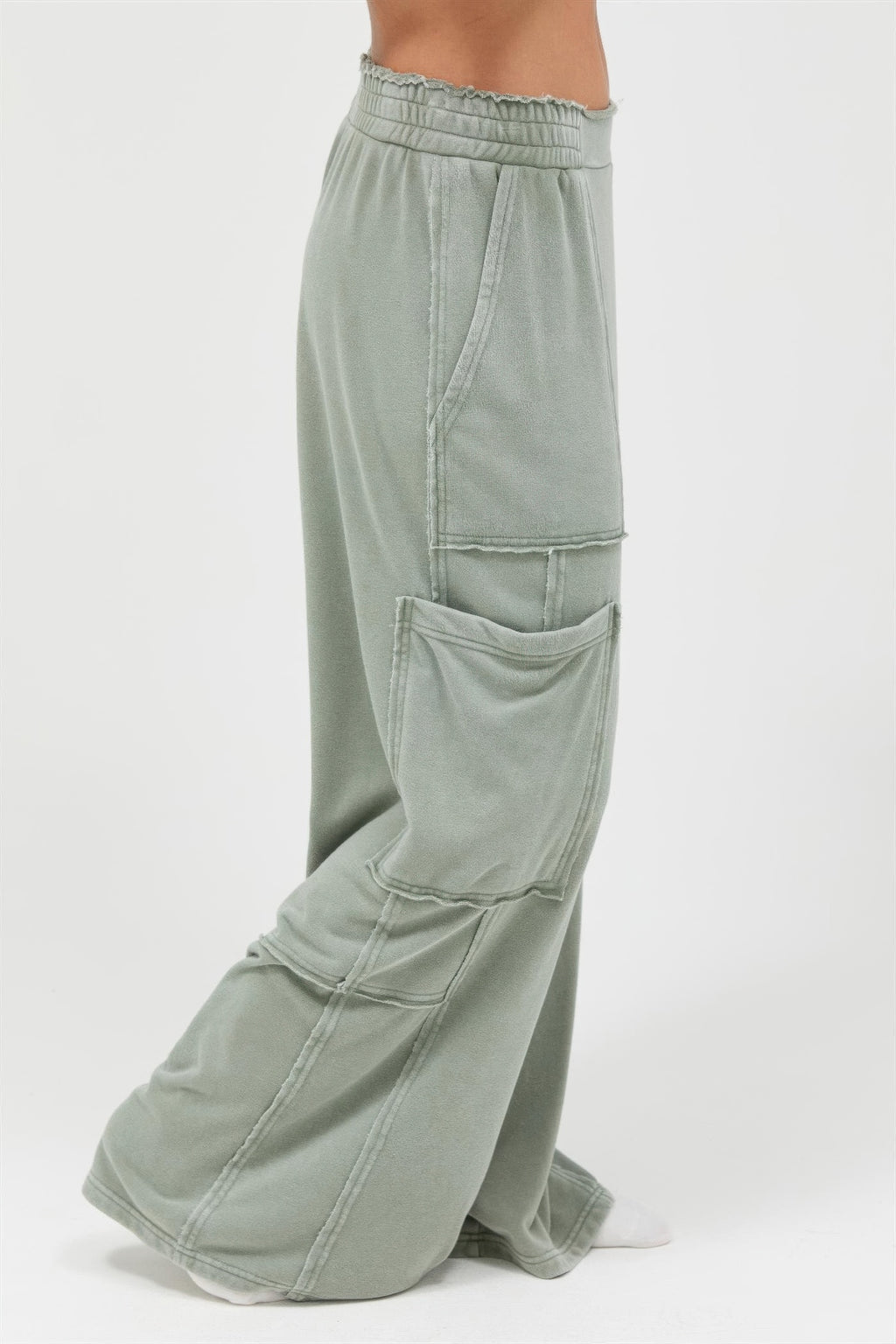 Pantalon cargo femme vert sauge taille haute, poches sur les jambes et effet délavé