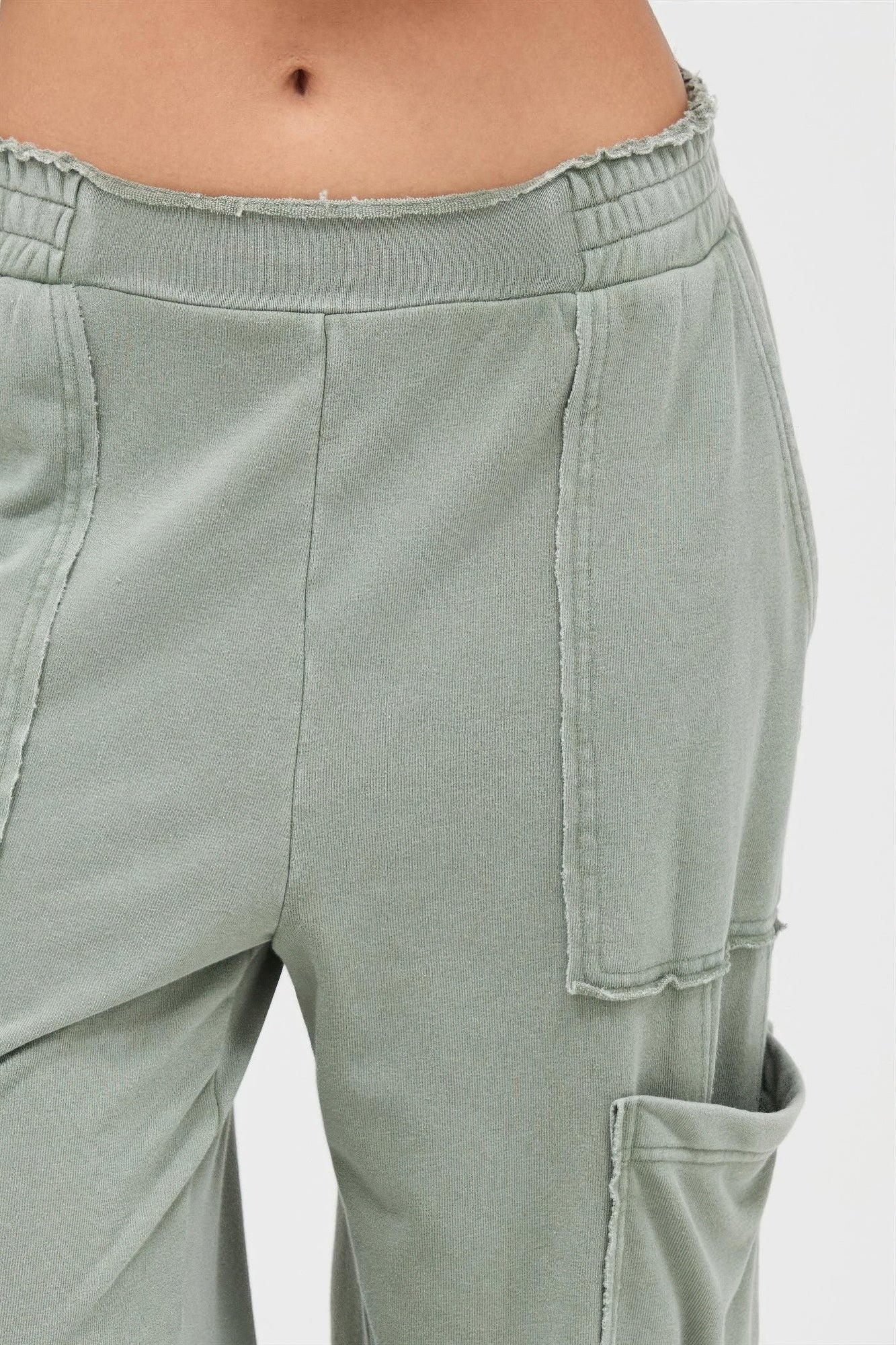 Pantalon cargo femme vert sauge, taille élastique et poche plaquée sur la hanche
