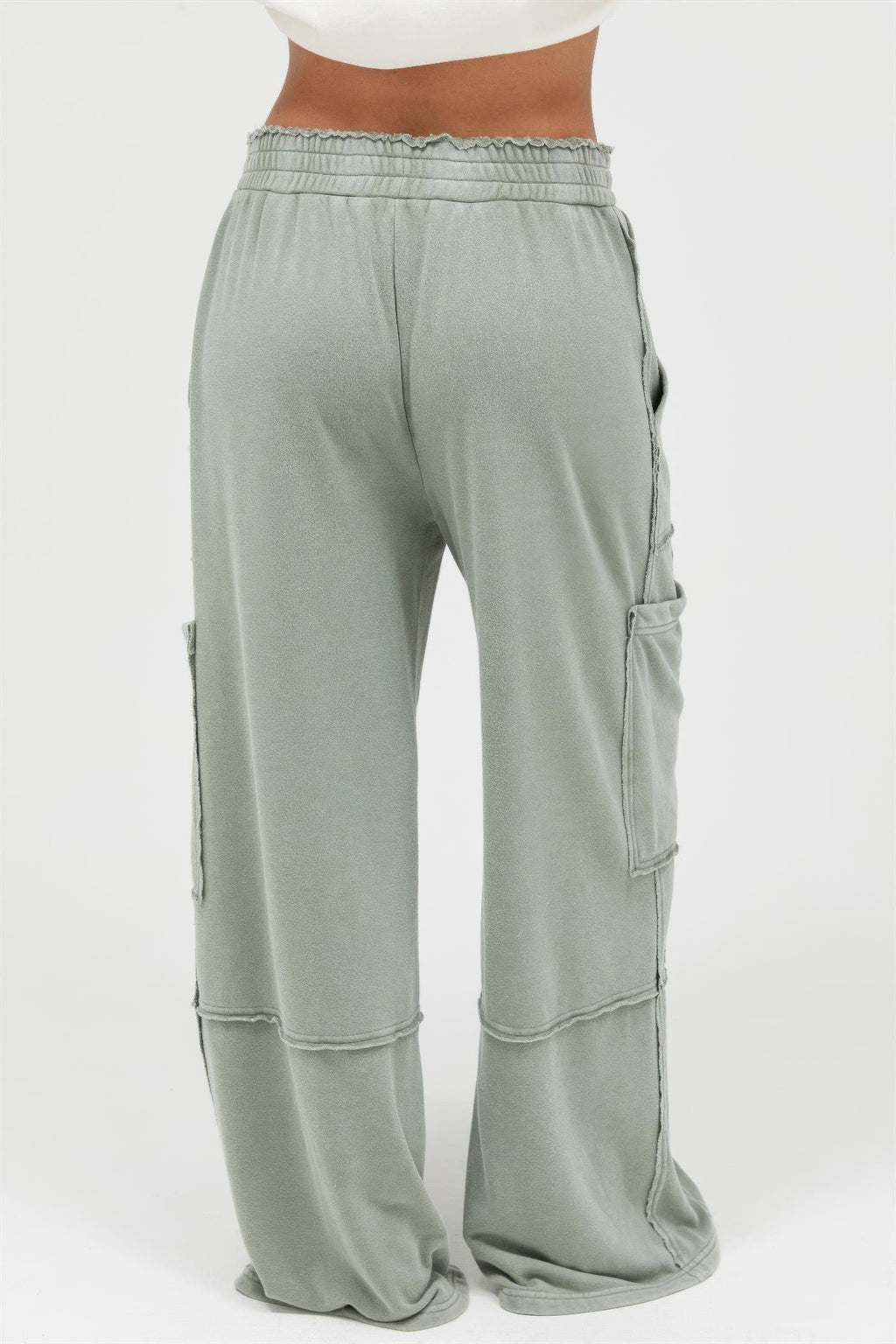 Pantalon cargo femme vert sauge taille haute, poches cargo et surpiqûres visibles