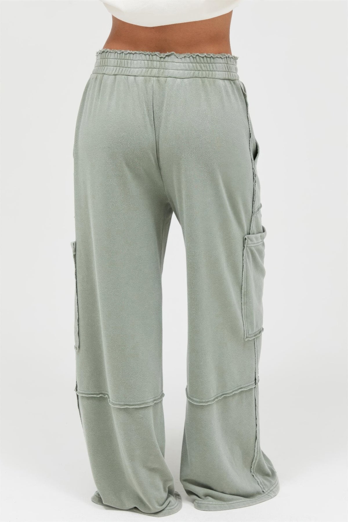Pantalon cargo femme vert sauge taille haute, poches cargo et surpiqûres visibles