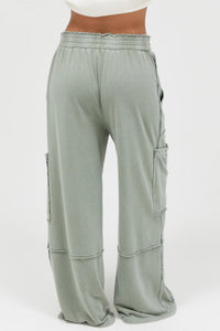 Pantalon cargo femme vert sauge taille haute, poches cargo et surpiqûres visibles